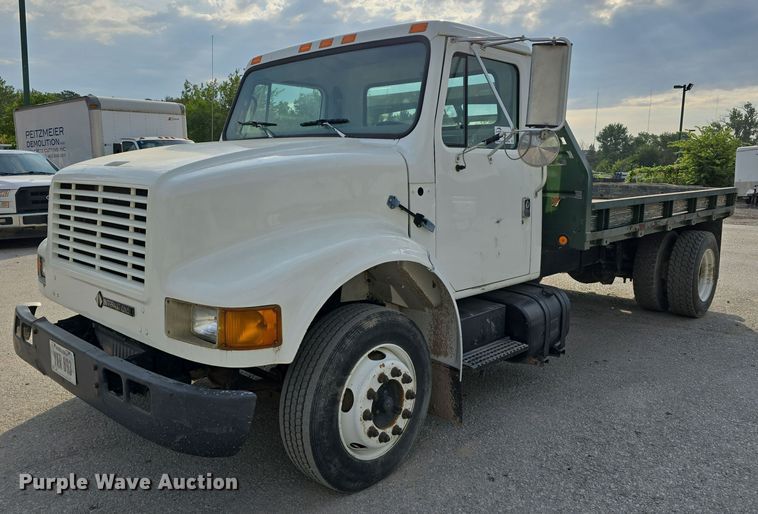 image for item DS4812 2000 International Harvester 4700 flatbed truck