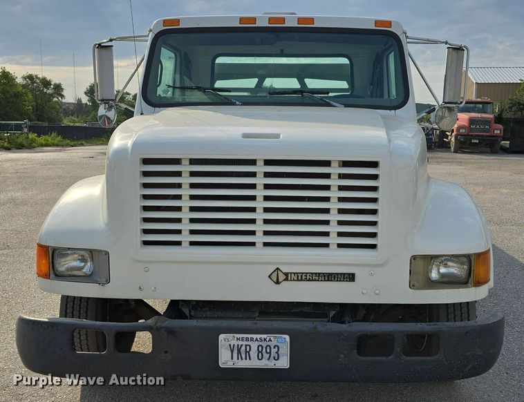 image for item DS4812 2000 International Harvester 4700 flatbed truck