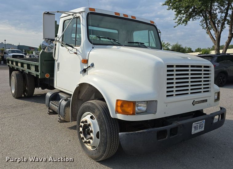 image for item DS4812 2000 International Harvester 4700 flatbed truck
