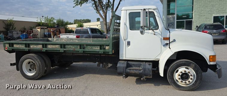 image for item DS4812 2000 International Harvester 4700 flatbed truck
