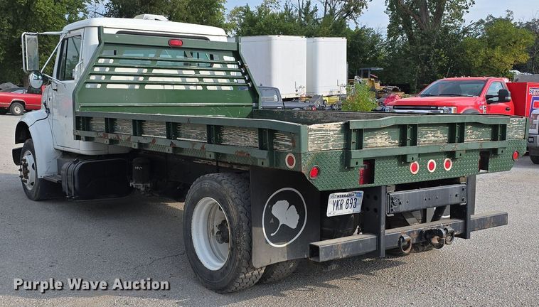 image for item DS4812 2000 International Harvester 4700 flatbed truck