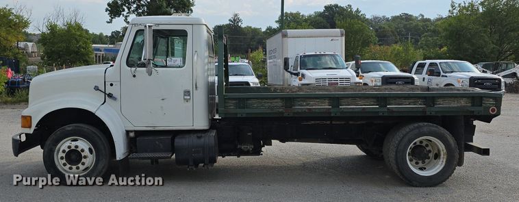 image for item DS4812 2000 International Harvester 4700 flatbed truck