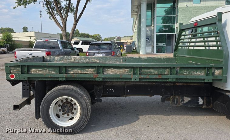 image for item DS4812 2000 International Harvester 4700 flatbed truck