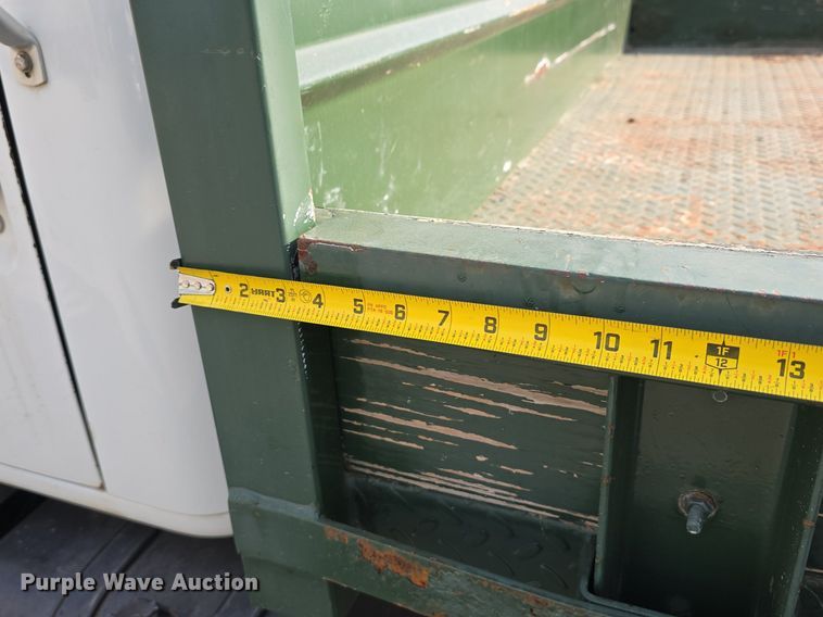 image for item DS4812 2000 International Harvester 4700 flatbed truck