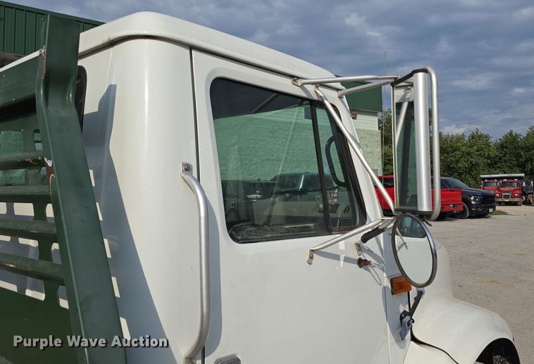image for item DS4812 2000 International Harvester 4700 flatbed truck