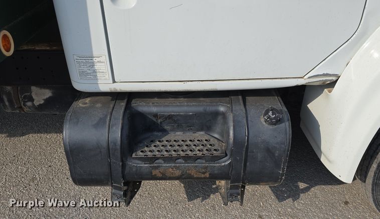 image for item DS4812 2000 International Harvester 4700 flatbed truck