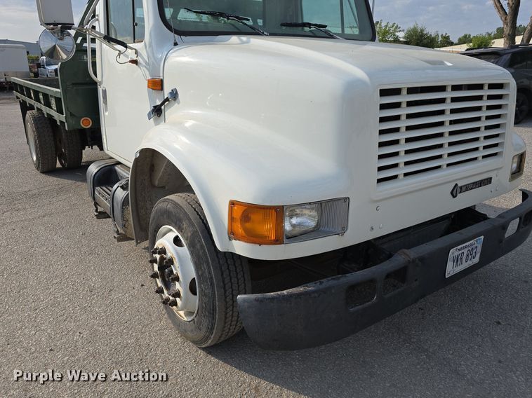 image for item DS4812 2000 International Harvester 4700 flatbed truck