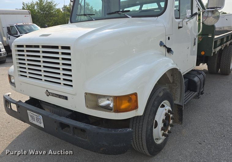 image for item DS4812 2000 International Harvester 4700 flatbed truck