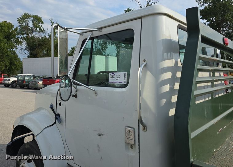 image for item DS4812 2000 International Harvester 4700 flatbed truck