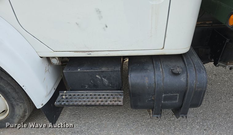 image for item DS4812 2000 International Harvester 4700 flatbed truck