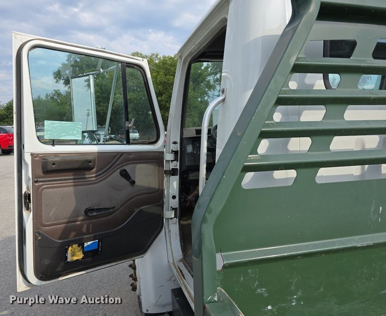 image for item DS4812 2000 International Harvester 4700 flatbed truck