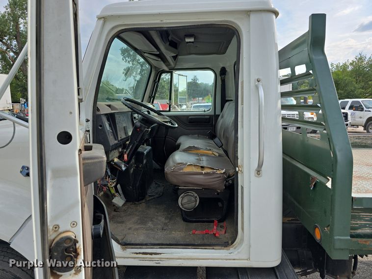 image for item DS4812 2000 International Harvester 4700 flatbed truck