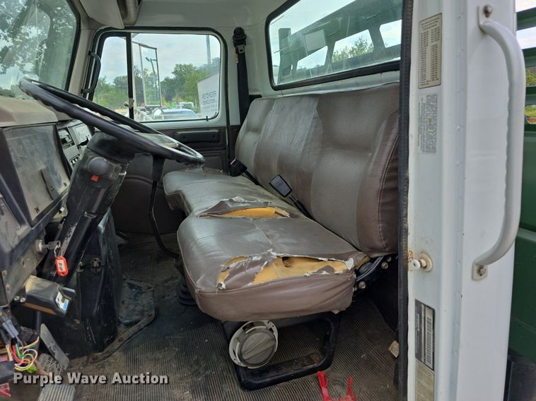 image for item DS4812 2000 International Harvester 4700 flatbed truck