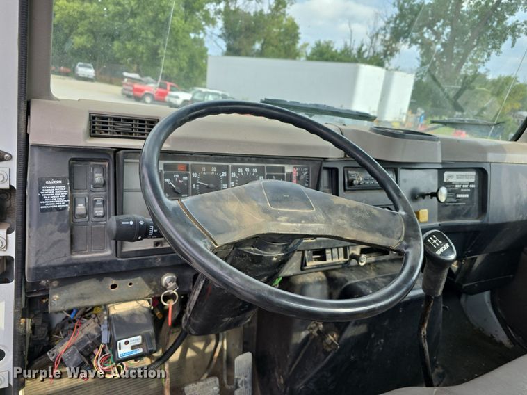 image for item DS4812 2000 International Harvester 4700 flatbed truck