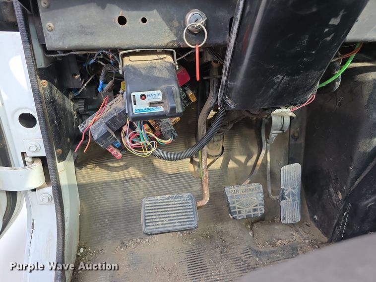 image for item DS4812 2000 International Harvester 4700 flatbed truck