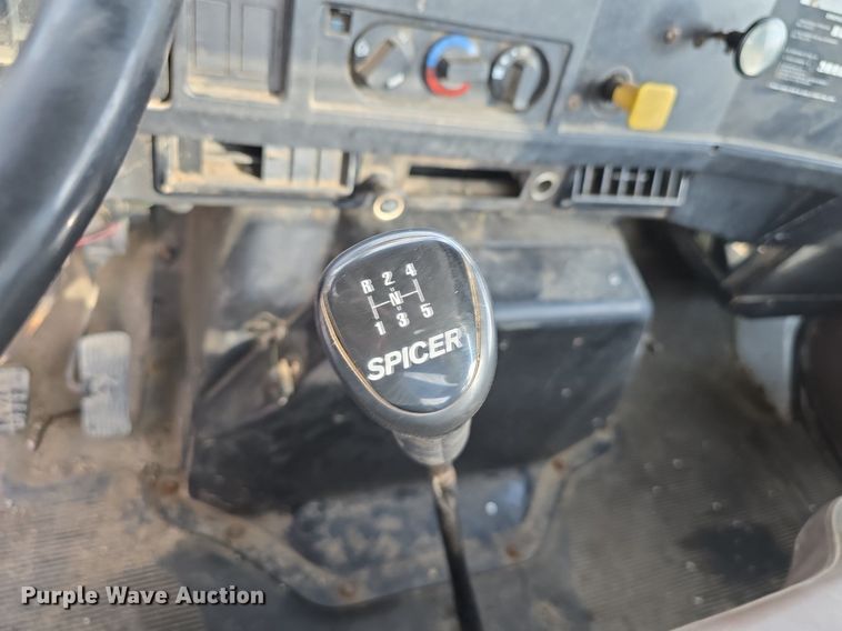 image for item DS4812 2000 International Harvester 4700 flatbed truck