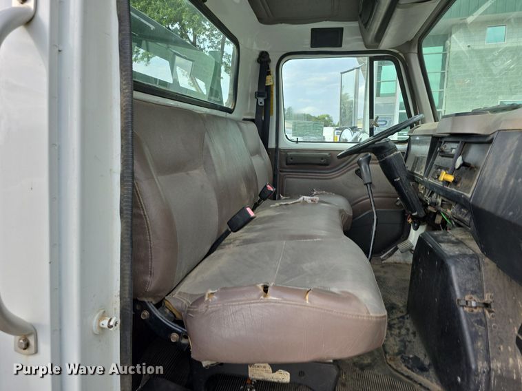 image for item DS4812 2000 International Harvester 4700 flatbed truck