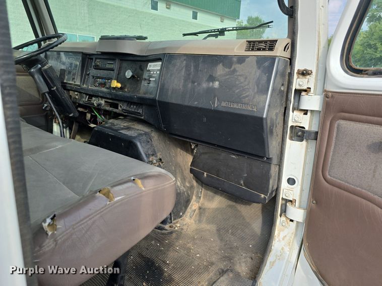 image for item DS4812 2000 International Harvester 4700 flatbed truck