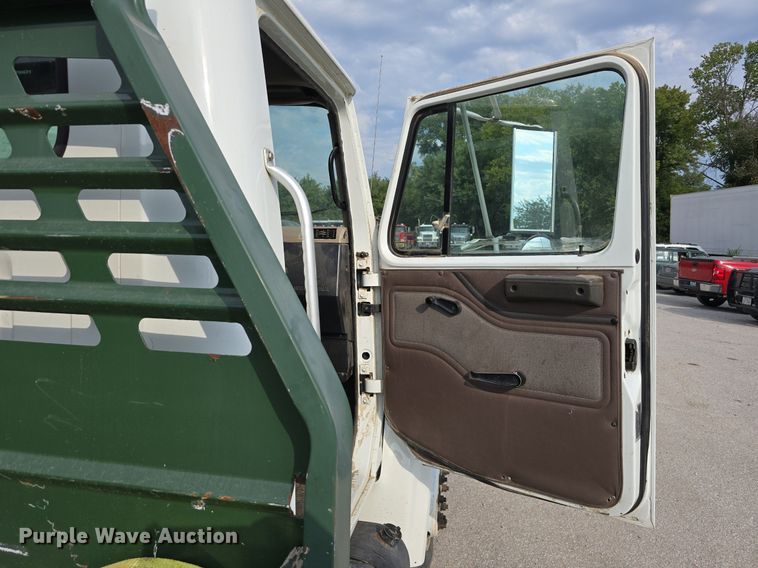 image for item DS4812 2000 International Harvester 4700 flatbed truck