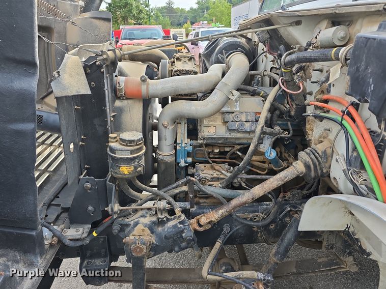 image for item DS4812 2000 International Harvester 4700 flatbed truck