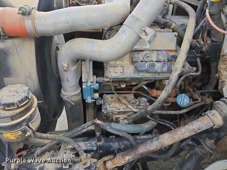 image for item DS4812 2000 International Harvester 4700 flatbed truck