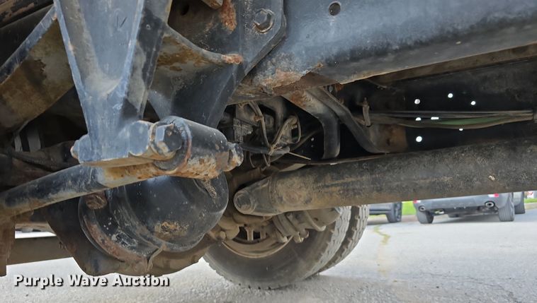 image for item DS4812 2000 International Harvester 4700 flatbed truck