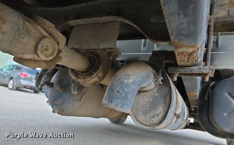 image for item DS4812 2000 International Harvester 4700 flatbed truck