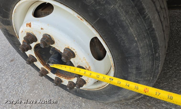 image for item DS4812 2000 International Harvester 4700 flatbed truck