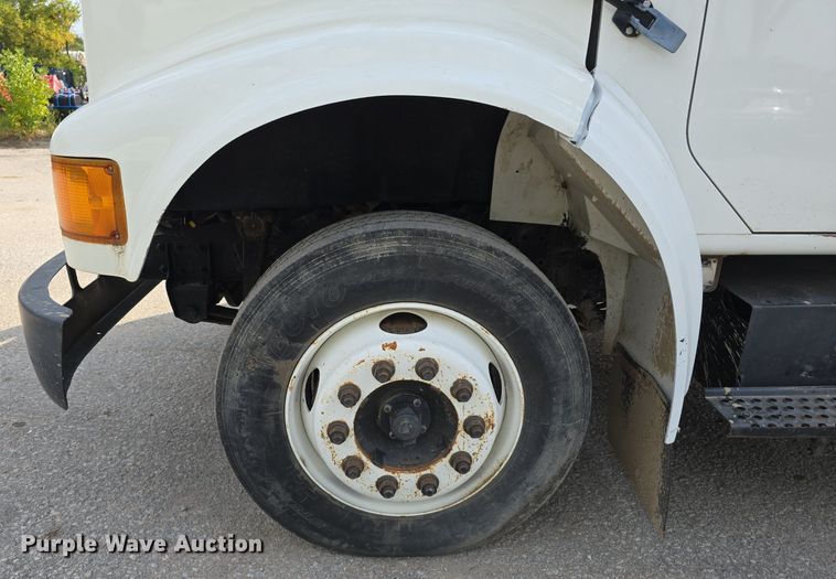 image for item DS4812 2000 International Harvester 4700 flatbed truck