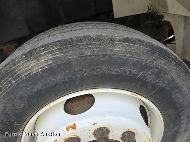 image for item DS4812 2000 International Harvester 4700 flatbed truck