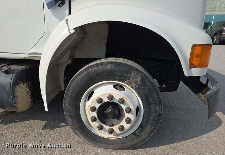 image for item DS4812 2000 International Harvester 4700 flatbed truck