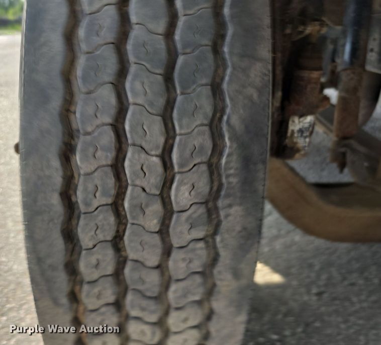 image for item DS4812 2000 International Harvester 4700 flatbed truck