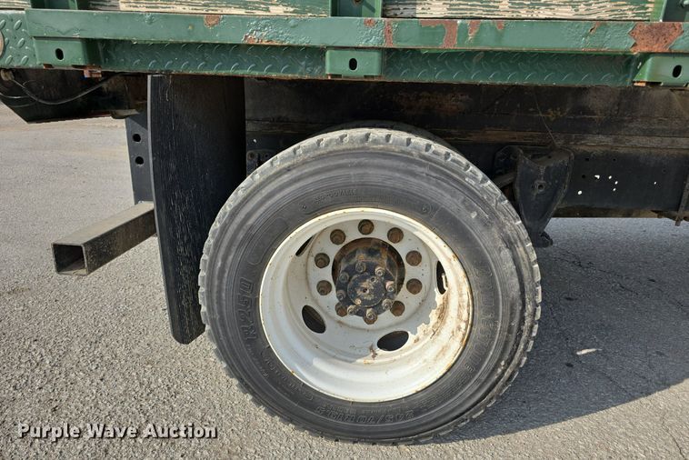 image for item DS4812 2000 International Harvester 4700 flatbed truck