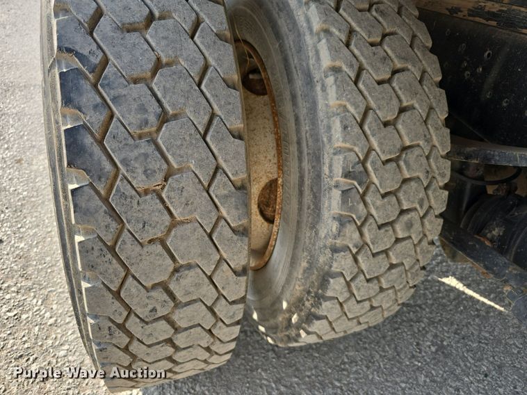 image for item DS4812 2000 International Harvester 4700 flatbed truck