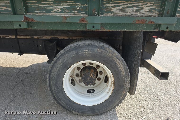 image for item DS4812 2000 International Harvester 4700 flatbed truck