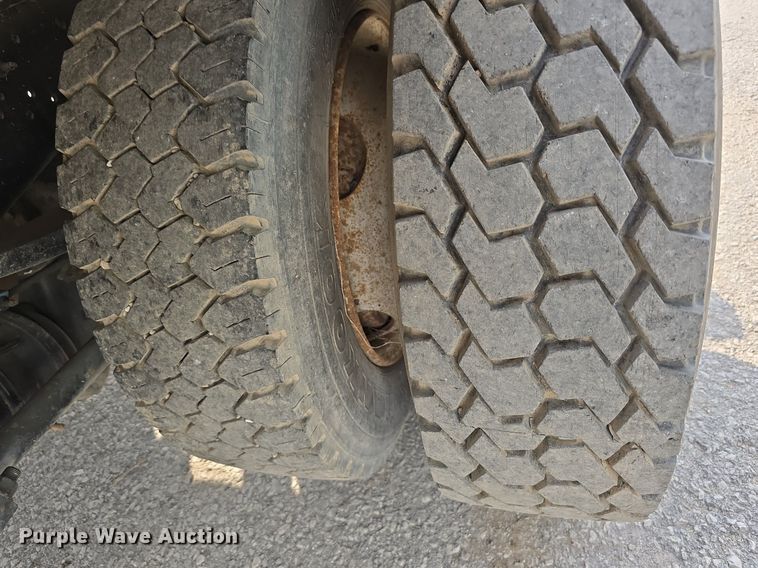 image for item DS4812 2000 International Harvester 4700 flatbed truck