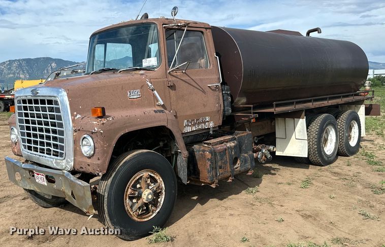 image for item DS7513 1977 Ford 9000 water truck