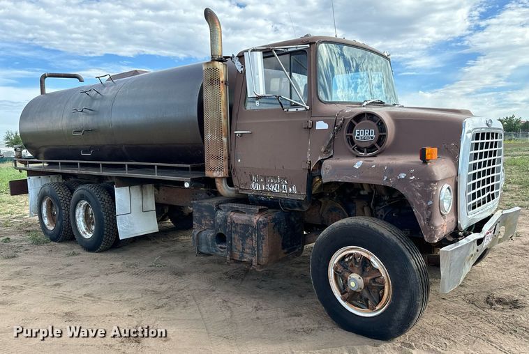 image for item DS7513 1977 Ford 9000 water truck
