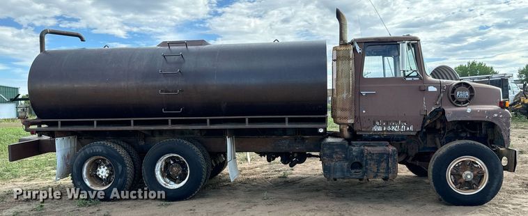 image for item DS7513 1977 Ford 9000 water truck