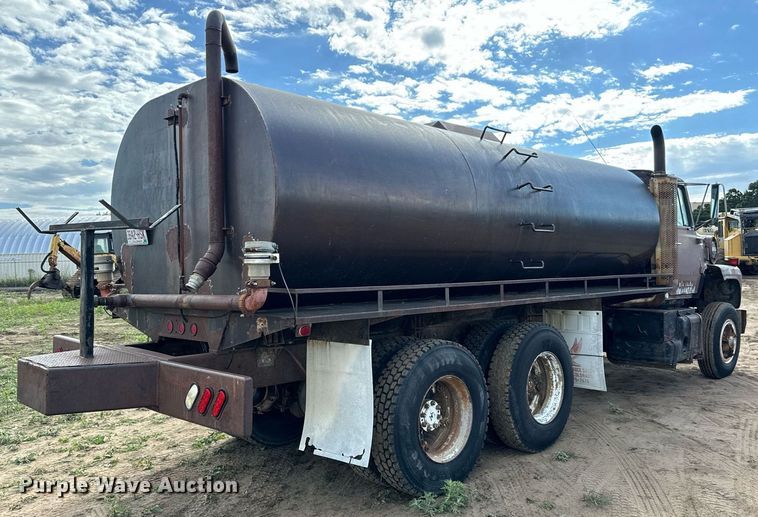 image for item DS7513 1977 Ford 9000 water truck