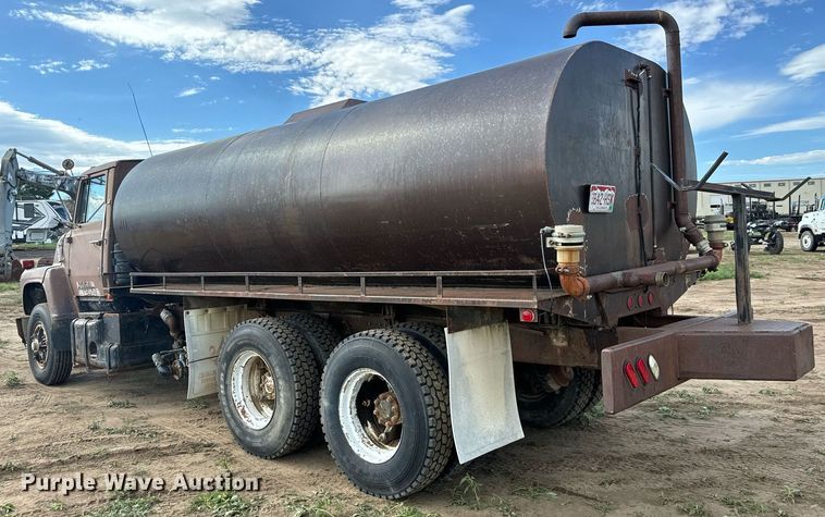 image for item DS7513 1977 Ford 9000 water truck