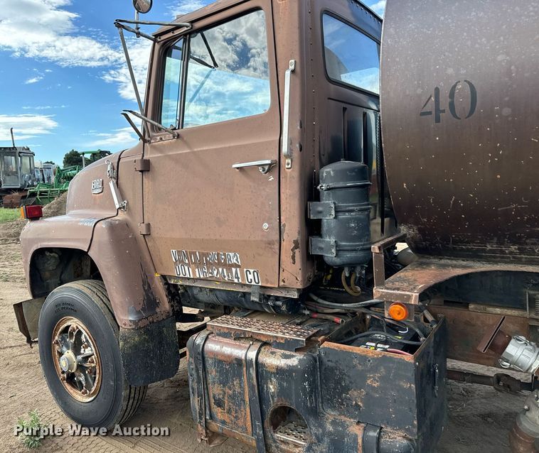 image for item DS7513 1977 Ford 9000 water truck