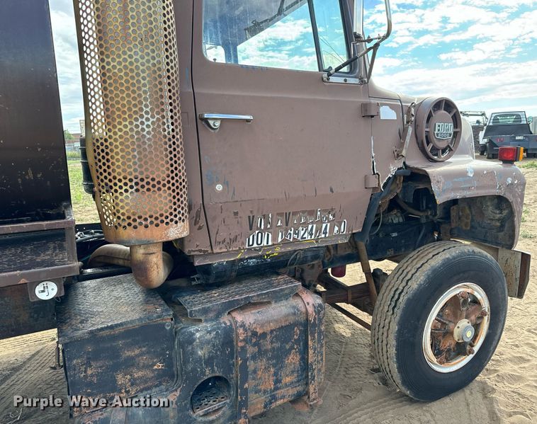 image for item DS7513 1977 Ford 9000 water truck