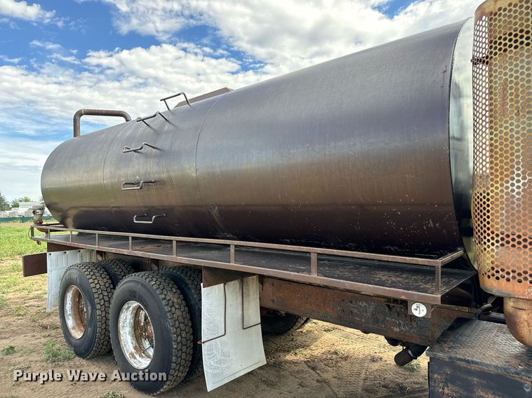 image for item DS7513 1977 Ford 9000 water truck