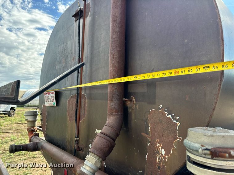 image for item DS7513 1977 Ford 9000 water truck