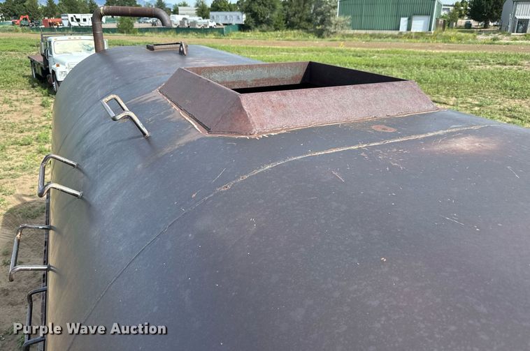 image for item DS7513 1977 Ford 9000 water truck