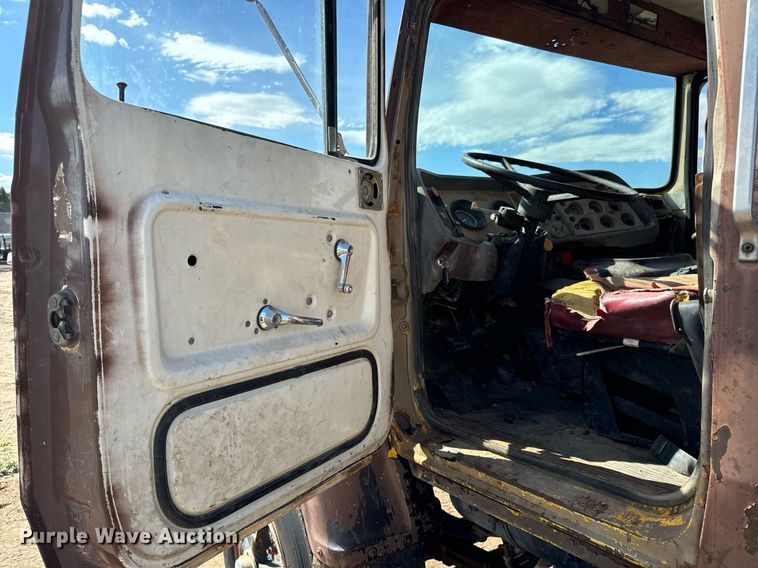 image for item DS7513 1977 Ford 9000 water truck