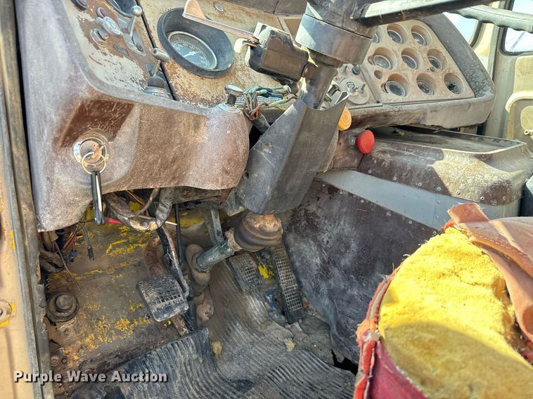 image for item DS7513 1977 Ford 9000 water truck