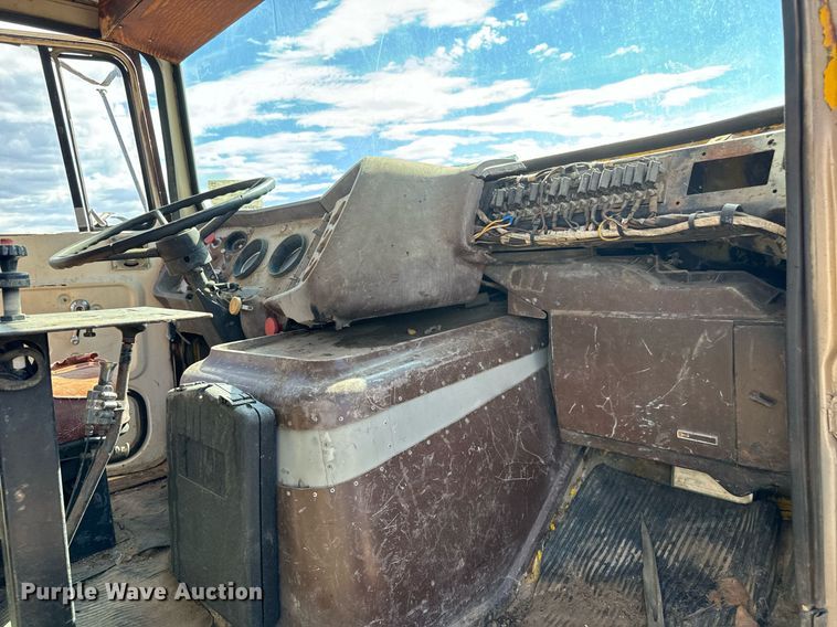 image for item DS7513 1977 Ford 9000 water truck