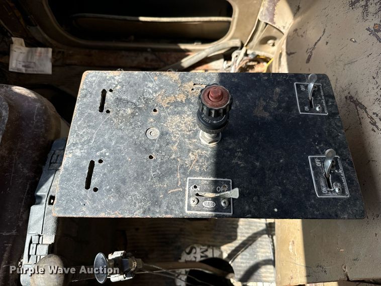 image for item DS7513 1977 Ford 9000 water truck